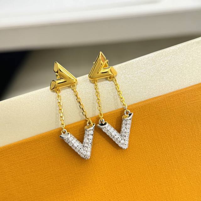 A4994 Donkey House Classic V-Shaped Half-Diamond Two-Tone Earrings, Removable Fo