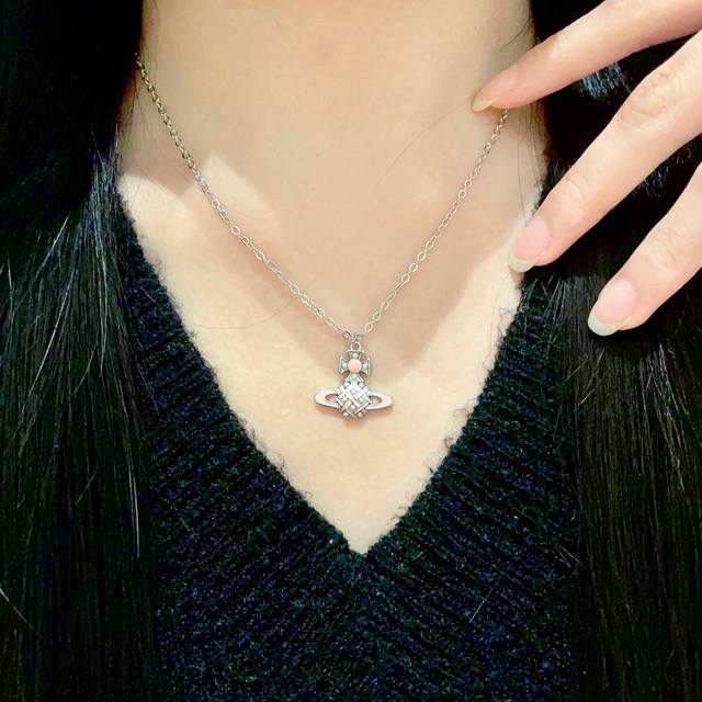 Queen Elizabeth Ii Necklace, So Exquisite! I Love This Small Yet Elegant Design.