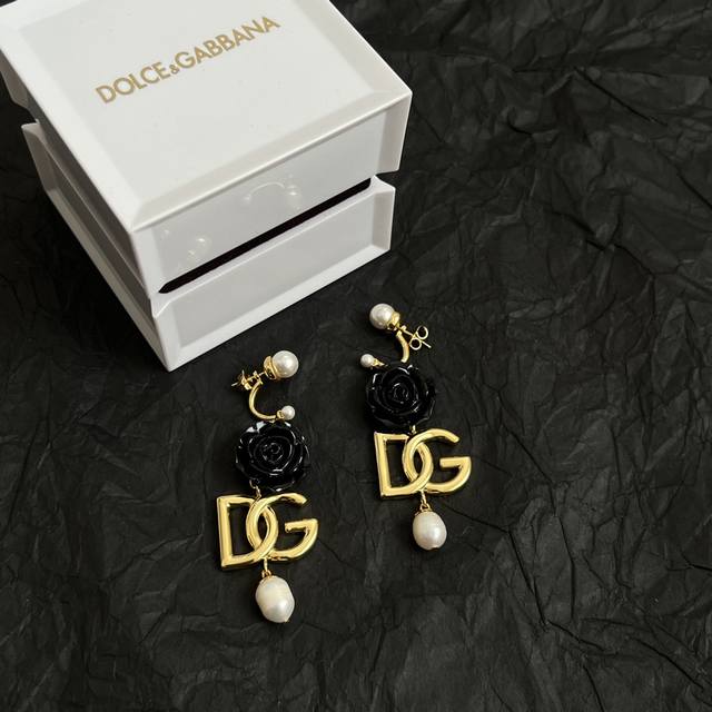 Dolce&Gabbana Dg Letter Runway Earring! Decorated With Brass Material, Intricate