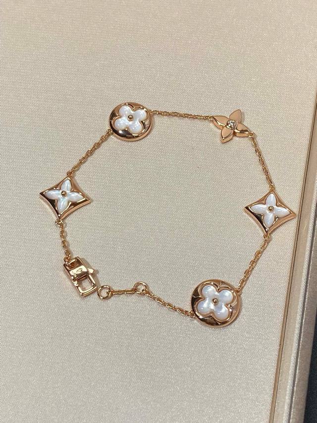 Vintage Floral Bracelet ~~ Classic Floral Bracelet Made From Unique Circular Fou