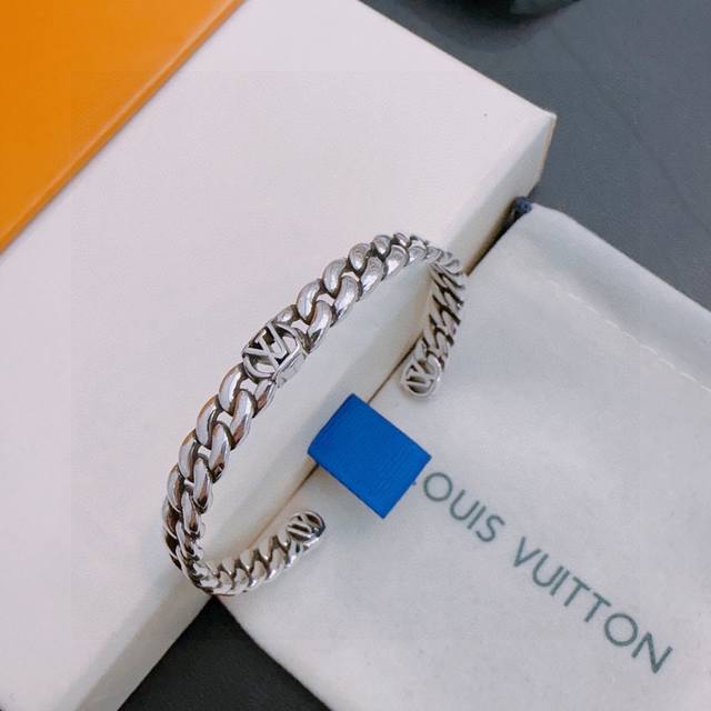 High-Quality Louis Vuitton Hand Chain Bracelet, Authentic Store New Release, Ret