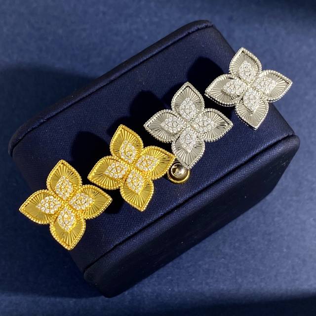 Roberto Coin Keying Four-Petaled Flower Four-Leaf Clover Engraved Earrings Made
