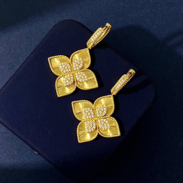 Roberto Coin Keying Four-Petal Flower Four-Leaf Clover Engraved Flower Earrings,