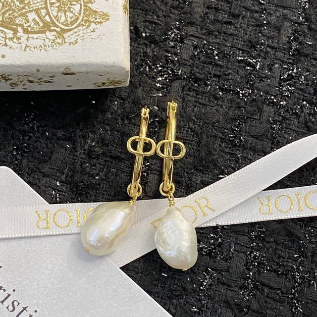 Dior Ear Studs, Hot-Selling Style Now Available. Absolutely Stunning Dior Cd Pea