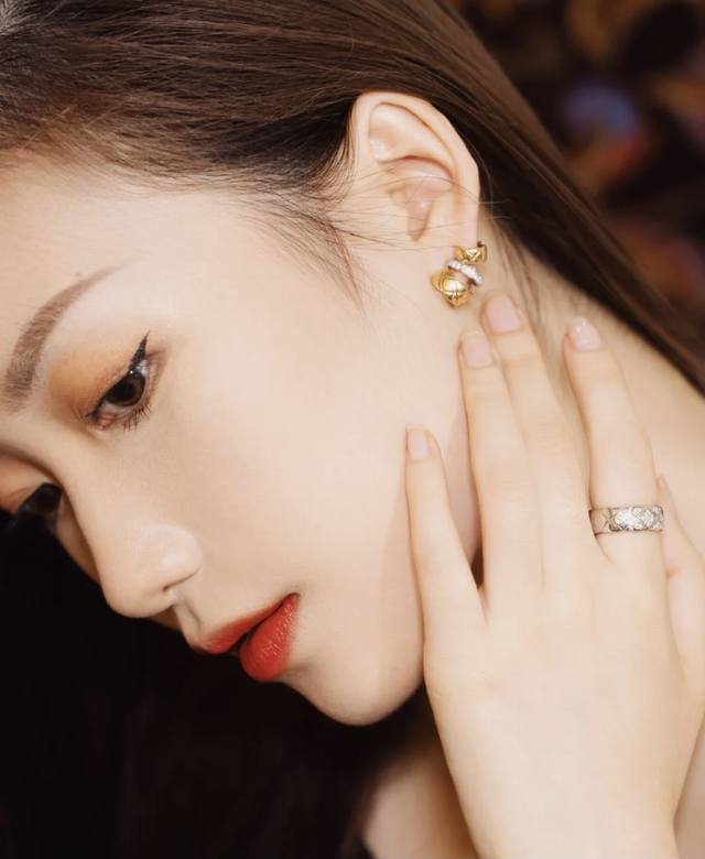 V Gold Material Authentic Chanel Cnc-Carved Diamond-Patterned Color-Split Earrin
