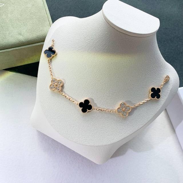 V Gold-Plated V-Shaped Black Onyx Four-Leaf Clover Five-Flower Bracelet