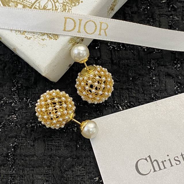 Code E1944 0857820 Dior's New Double Pearl Earring Crafted From Swarovski Pearls