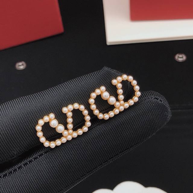 Id Ved0167 Valenti*O Latest Pearl V-Shaped Ear Studs, Consistent Zp Brass Materi