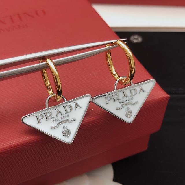 Model Number Ped0016 Prad* Latest White Triangular Ear Hook, Made Of Brass.