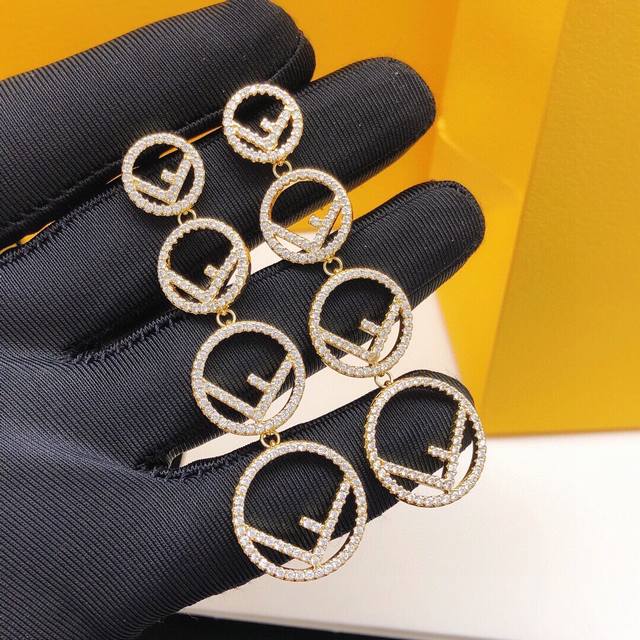 Fded0034 Fendi Round Fringe Ear Studs With Diamonds.