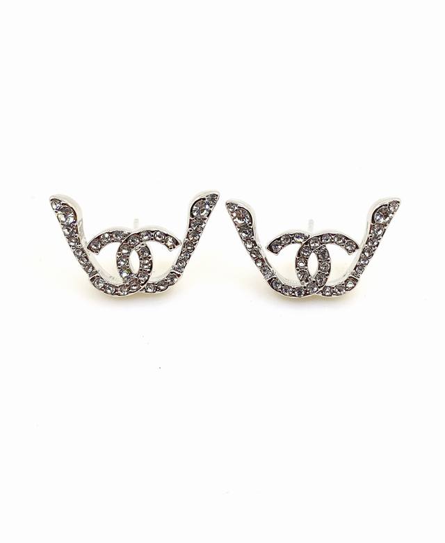 Chanel Latest Platinum Diamond-Studded Earrings, Zp Brass Material