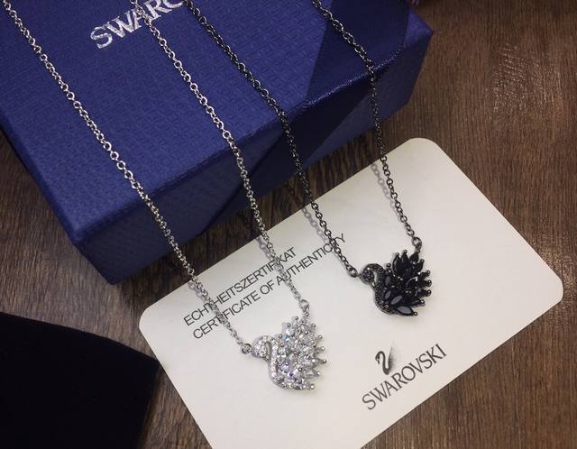 Elegant Black Swan And White Swan Bestseller Necklace P