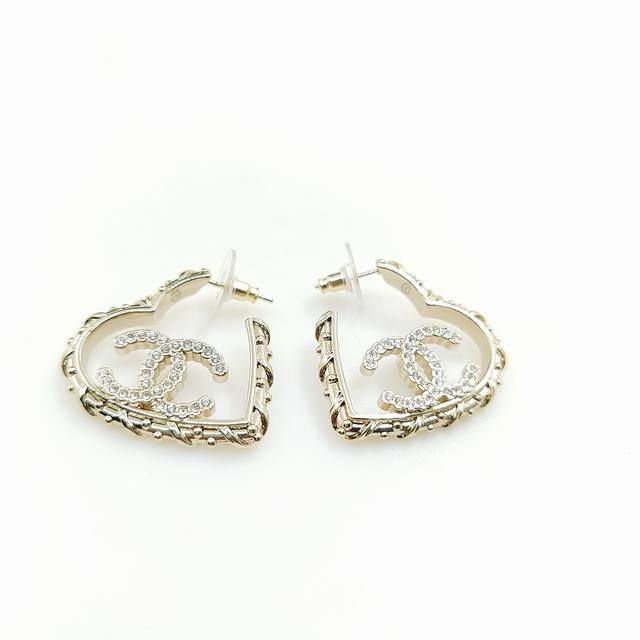 Chanel Latest Model Light Gold Heart Earrings, Consistent With Zp Brass Material