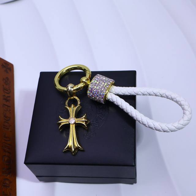Premium Edition: A Luxurious Electroplated Diamond-Encrusted Heart-Shaped Car Ke
