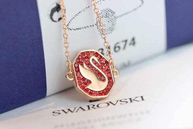 Swarovski Octagonal Shimmering Red Swan Pull-Out Bracelet This Elegant Bracelet