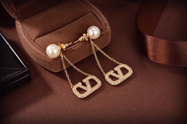 Valentino Pearl Earrings New Arrival Trending Online! Simple And Elegant, Fashio
