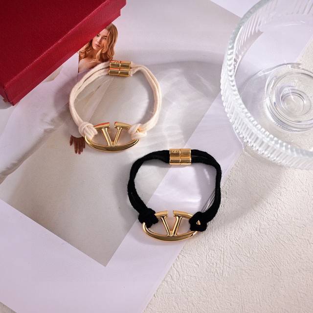 New Valentino Heavyweight New Arrival Trending Online! Simple And Elegant, Fashi