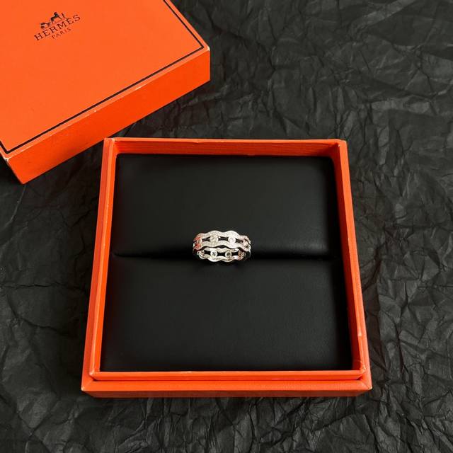 Hermes This Ring Features An Exquisitely Designed, High-End Design With A Stunni