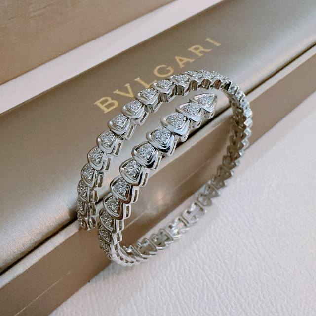 Bulgari Bracelet And Bangle In V Gold. Bvlgari Divas' Dream Series, Flawless Con