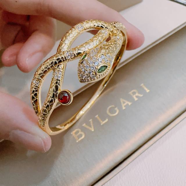 Bvlgari Bracelet V Gold Material. Bvlgari Divas' Dream Series, Flawless Conditio