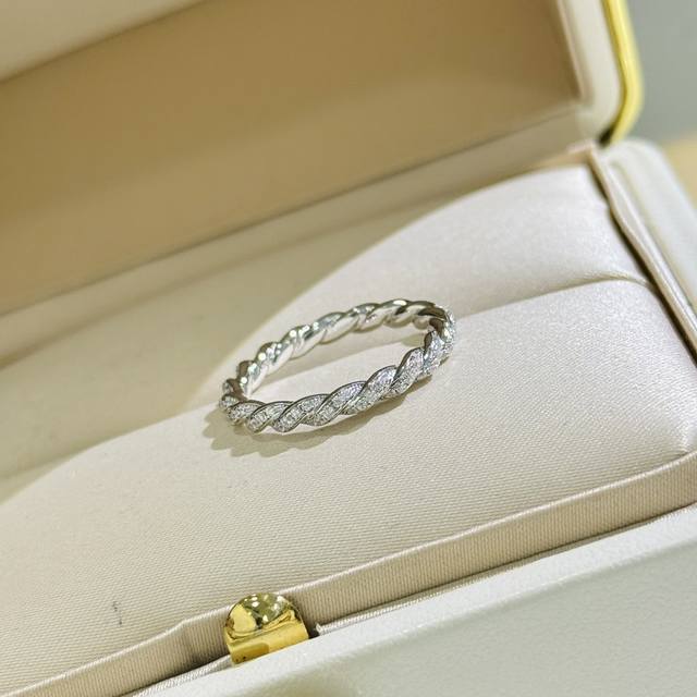 A3398 Trendy And Fashionable, Delicate Twisted Design, Layered Rings, High-End C