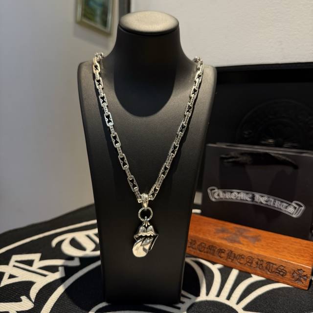 New Arrival, Boutique Quality Chrome Hearts Classic Retro Cross Thick Letter Nec