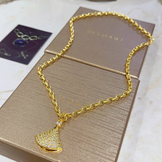 Bvlgari Necklace In V Gold. Bvlgari Divas' Dream Ring Series, Flawless Condition