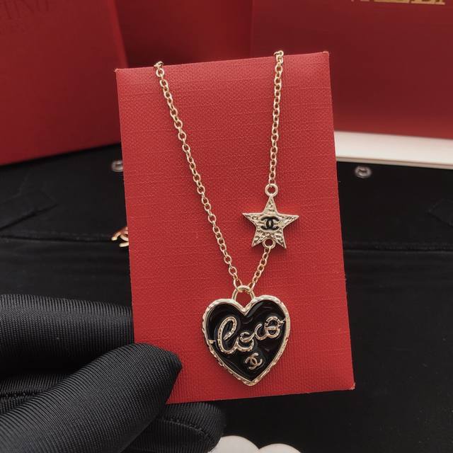 Id Xxl0218 Ch*Nel's Latest Black Base Heart Necklace, Consistent Zp Brass Materi