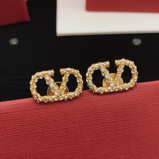 Ved0280 Valenti*O's Latest V-Shaped Pearl Stud Earrings, Made Of Zp Brass.