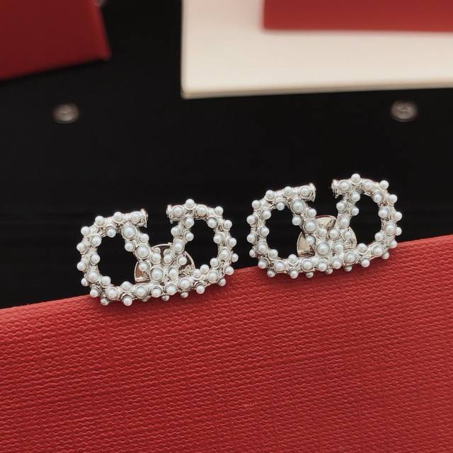 Ved0279 Valenti*O's Latest V-Shaped Pearl Stud Earrings, Made Of Zp Brass.