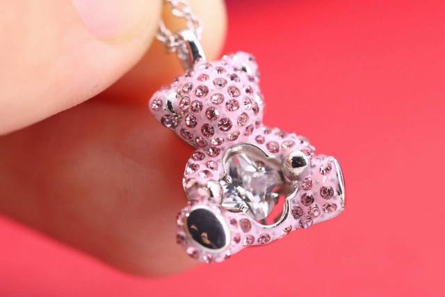 Swarovski Heart-Catching Pink Diamond Teddy Bear Collar Necklace This Pendant Is