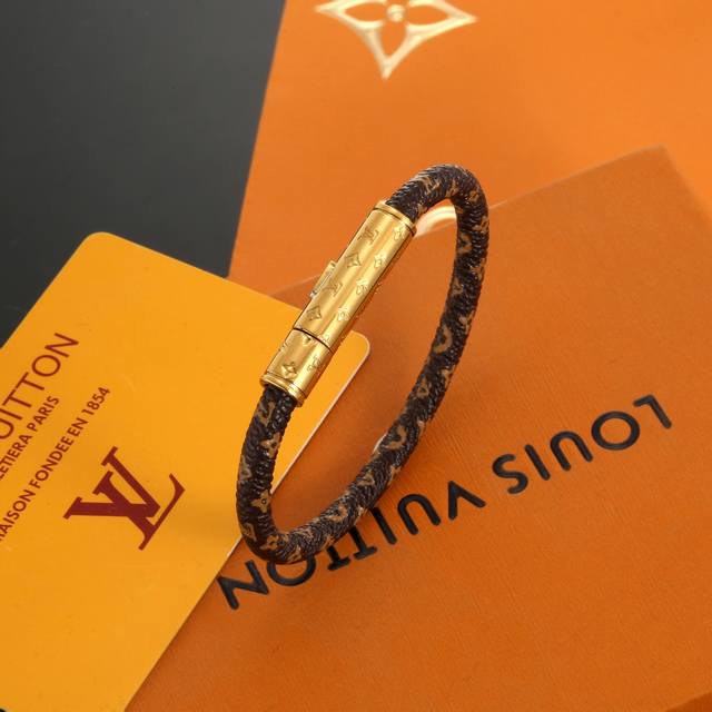 Couple's Edition Lv Circle Reversible Bracelet Featuring The Iconic Single-Word