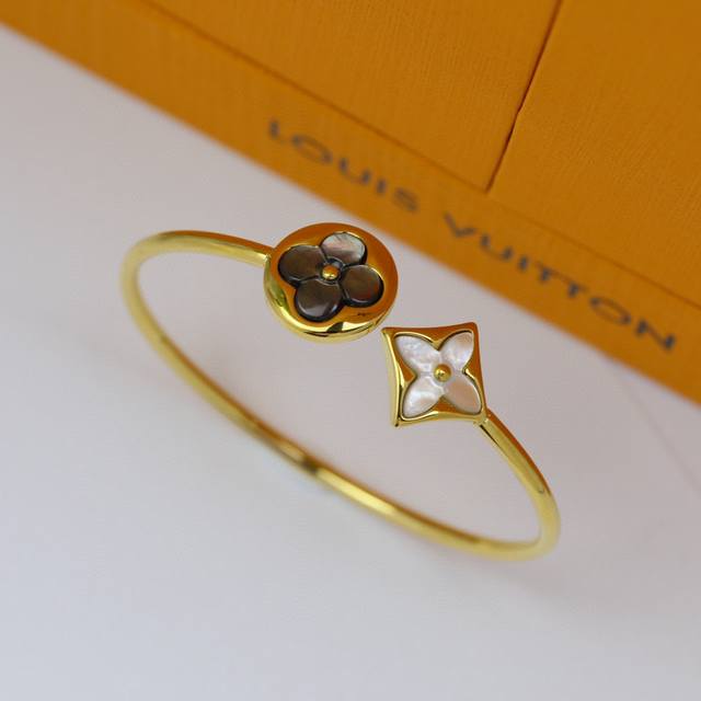 Louis Vuitton Lv Bracelet New Arrival Luxury Mother-Of-Pearl Bracelet! This Dazz
