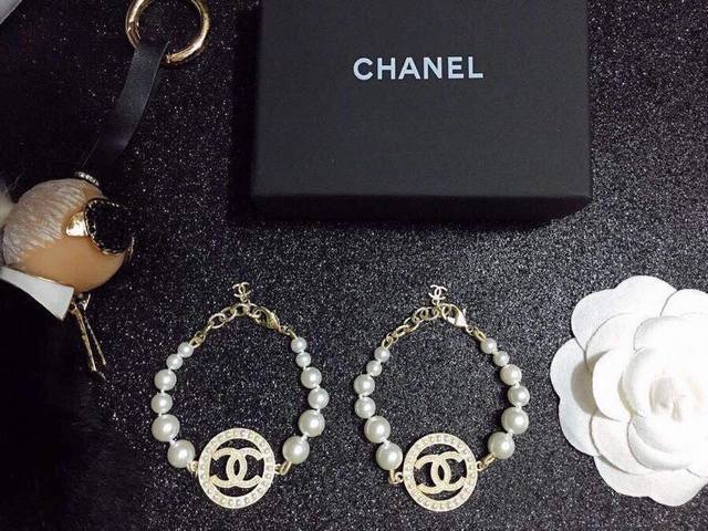 Color] New Arrival Classic Chanel Pearl Bracelet. Chanel's Accessories Always Ad