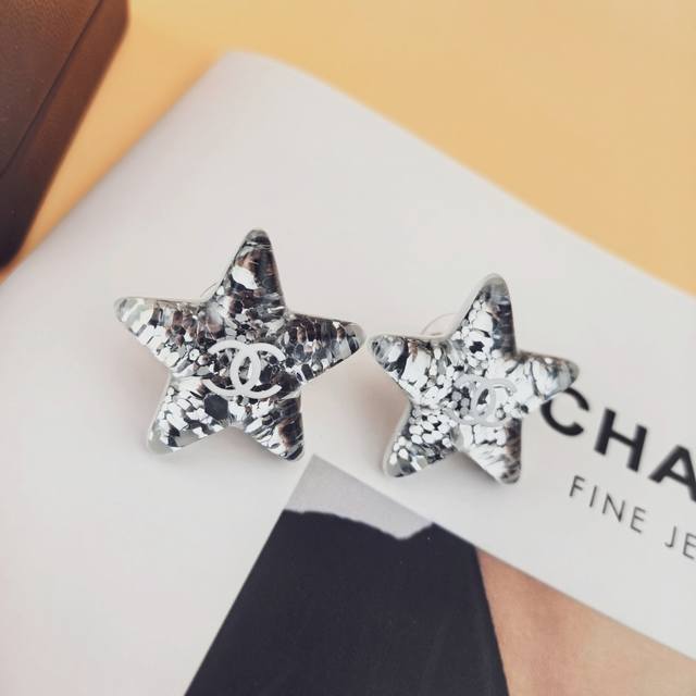 Zp Prototype Chanel Earrings Elegant And Sophisticated Design, Engraved, Flatter