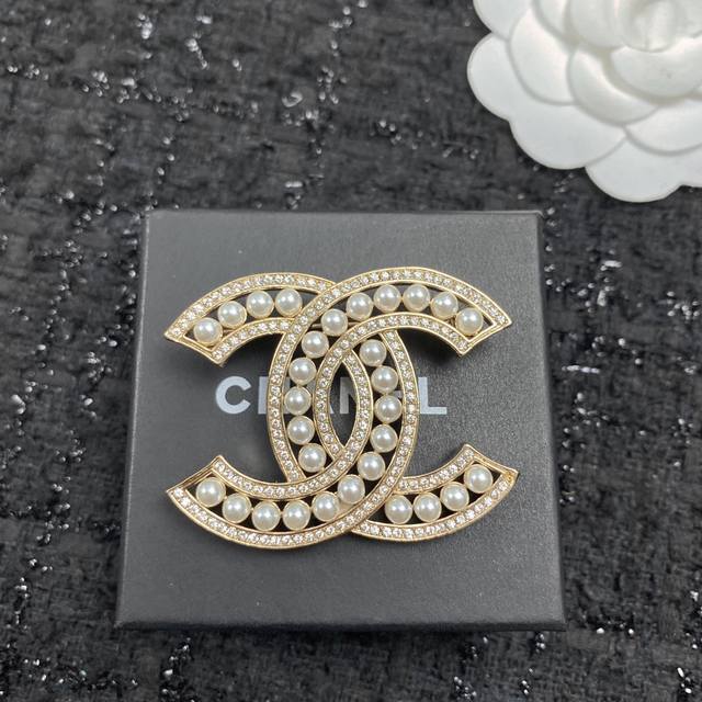 Code A052 Popular Brooch New Arrival Exclusive High-End Quality Synchronized Wit