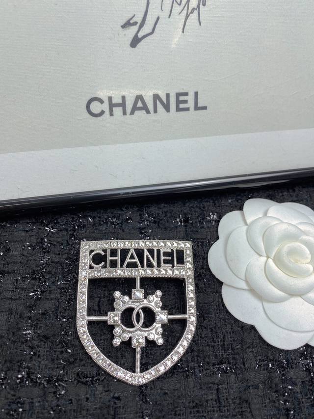 Code A055 Best-Selling Brooch, Newly Launched Synchronized With Exclusive High-E