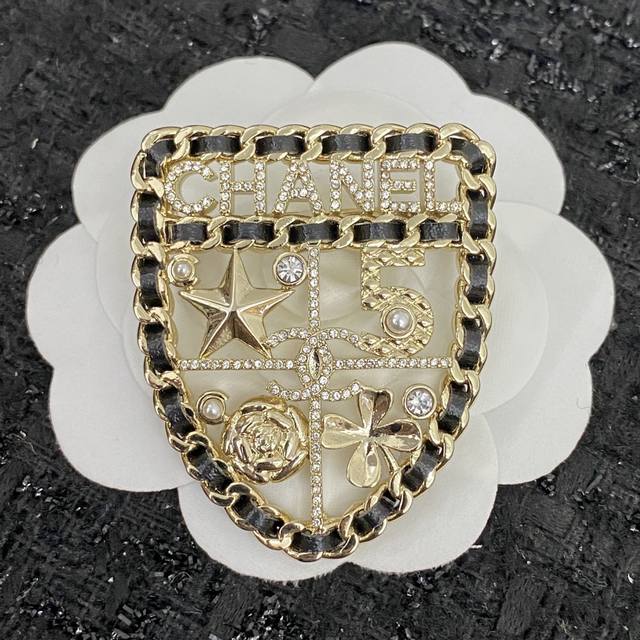 Code A262 Popular Brooch Design Now Available! Exclusive High-End Quality, Authe