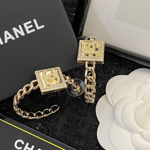 Code E2004 Chanel Ear Studs, A Best-Selling Style Now Available In A New Design,