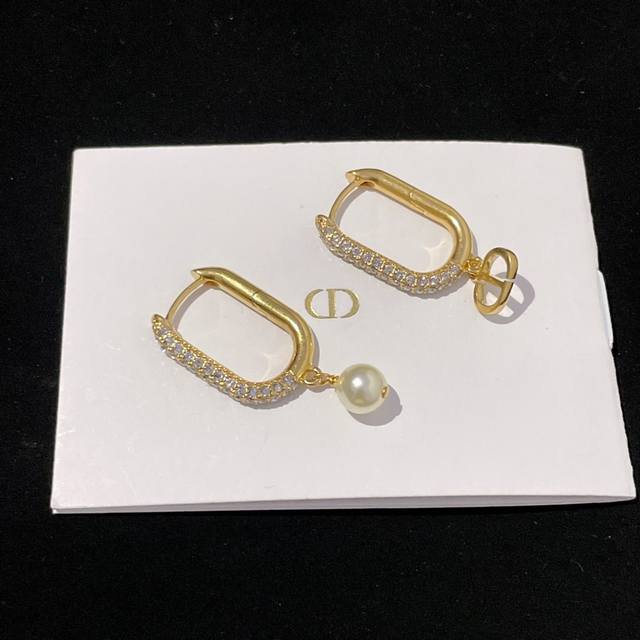 High-Quality, Details As Shown In The Photo. D Full-Diamond O-Shaped Pendant Wit