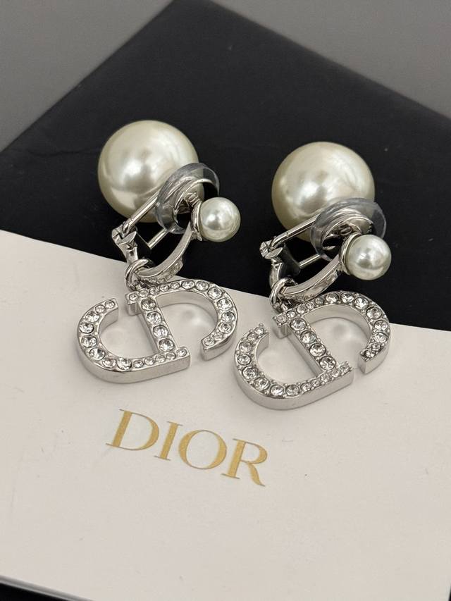 High-Quality, Details As Shown. Silver Cd Ear Studs With D-Shaped Letter Accents