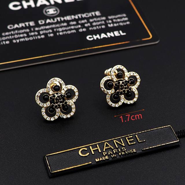 Chanel-Style Flower-Shaped Black Pearl Ear Studs Xe871