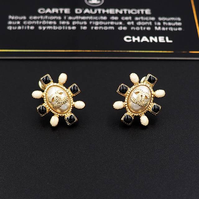 Chanel-Style Stud Earrings Xe870