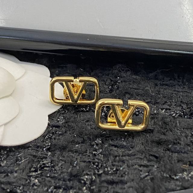 Code E1990 Valentino Ear Studs Best-Selling New Arrival Valentino Basic Logo Ear