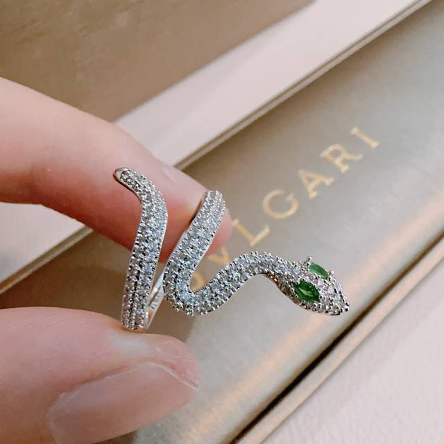 Bvlgari Ring In V Gold. Bvlgari Divas' Dream Series. Perfect Condition, Unmatche