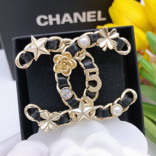 Id Xxz0108 Element-Packed Brooch, Leather Four-Leaf Clover With 5-Star Design
