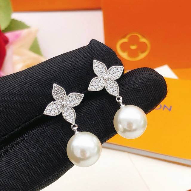 Model No. Led0265 Lv*Latest Rose Gold Plated Rose Ear Hooks, Zinc Alloy Material