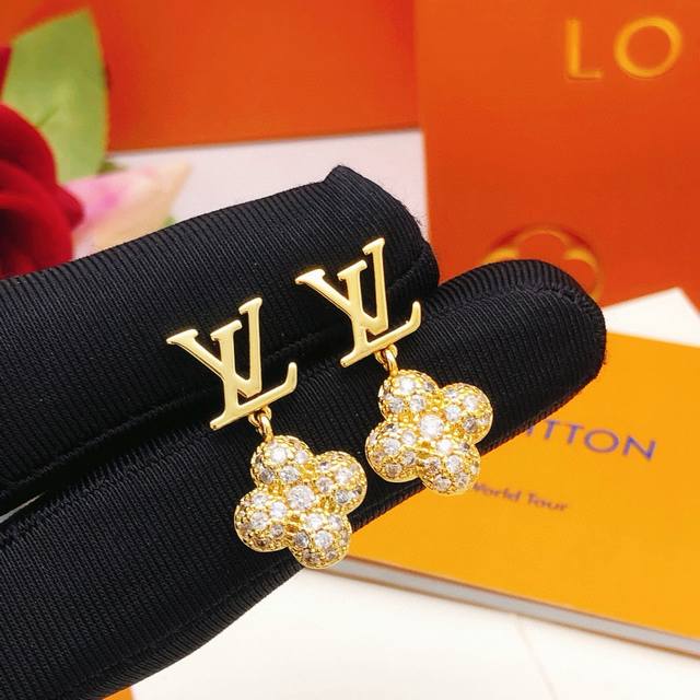 Model No. Led0255 Lv*Latest Gold Flower Necklace Stud Earrings, Zp Brass Materia
