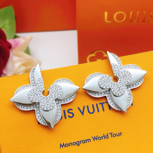 Model No. Led0253 Lv*Latest Model Silver Plum Blossom Stud Earrings, Consistent