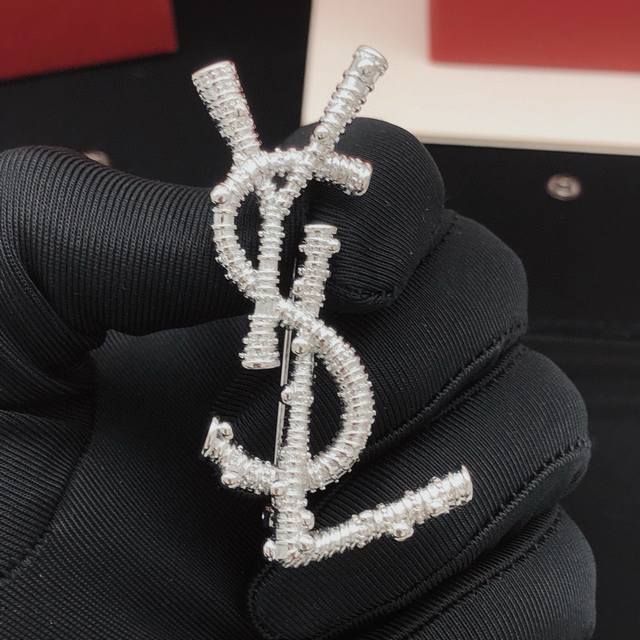 Id Yxz0036 Yvessaintlauren* Latest Twisted Brooch, Consistent Zp Brass Material